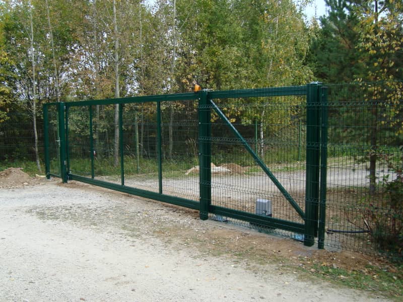 Сетчатый забор DoorHan в Уфе с установкой