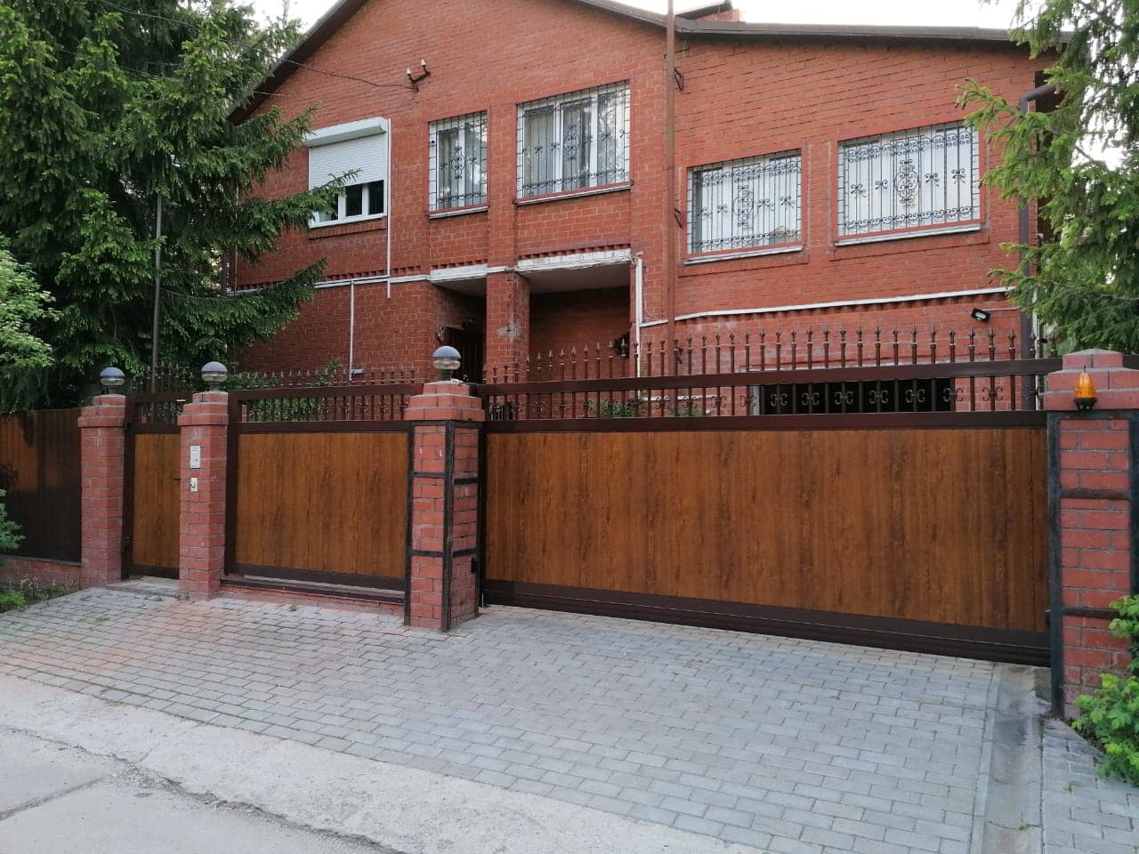 Уличные ворота DoorHan в Уфе с установкой