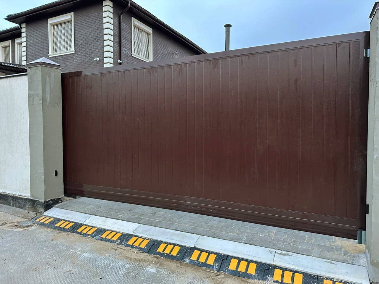 Уличные ворота DoorHan в Уфе с установкой